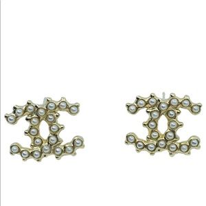 ❌SOLD❌ Chanel CC Logo Pearl Earrings